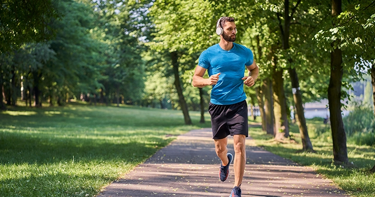 How Outdoor Air Quality Affects Your Workouts — And What To Do When You Get Back Inside